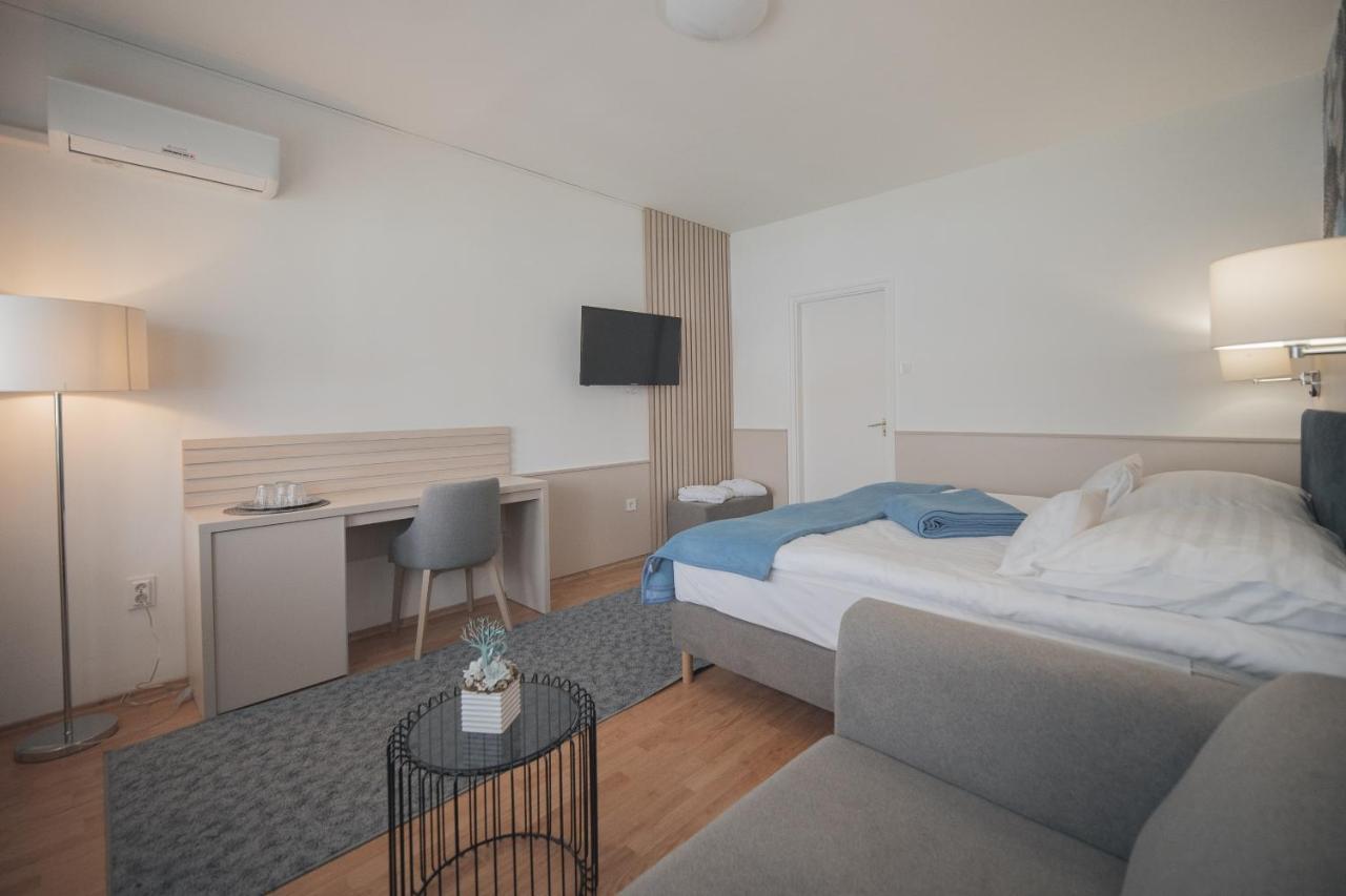 Hoforras Hotel Gyula Exteriör bild
