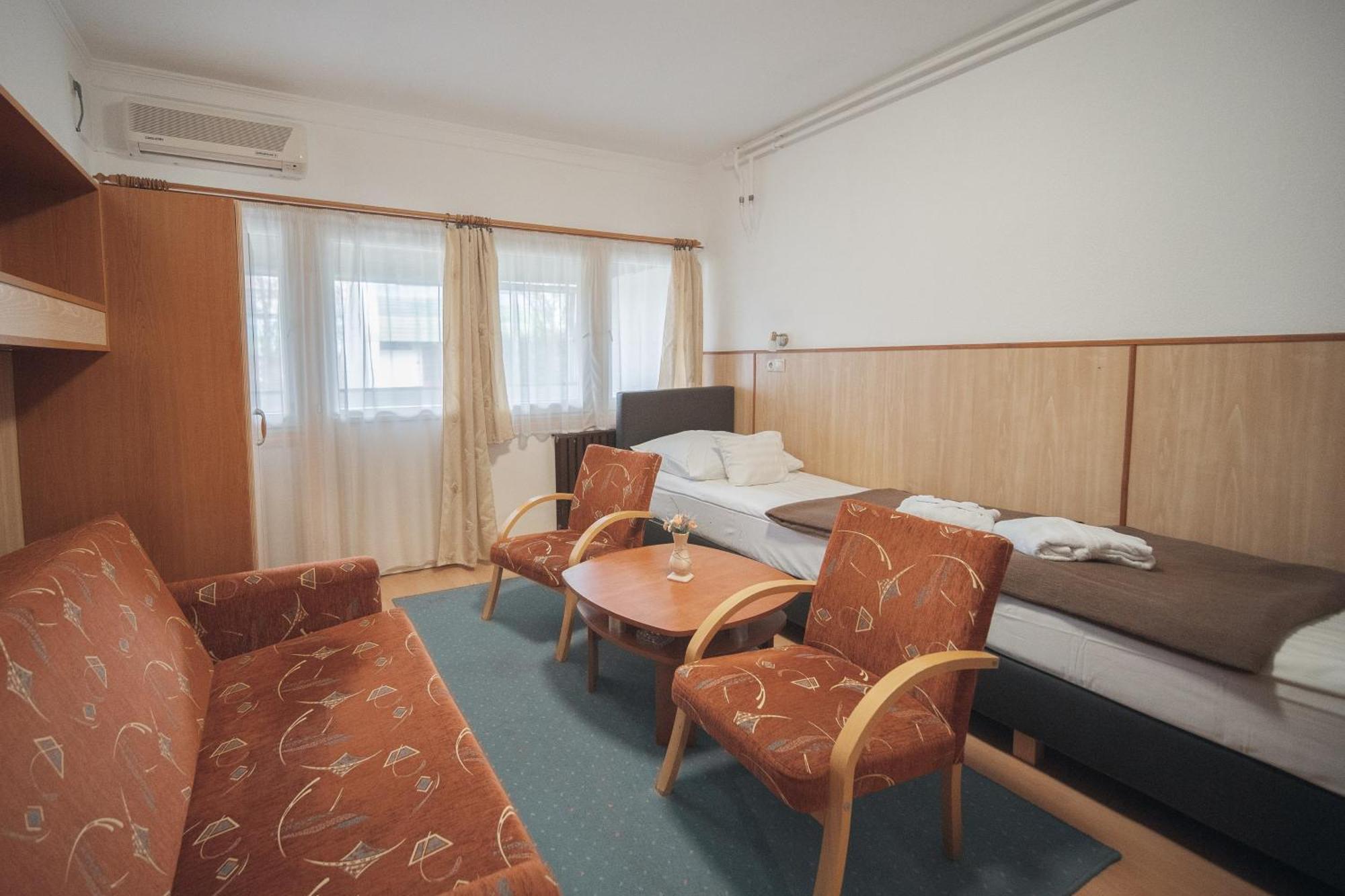 Hoforras Hotel Gyula Exteriör bild